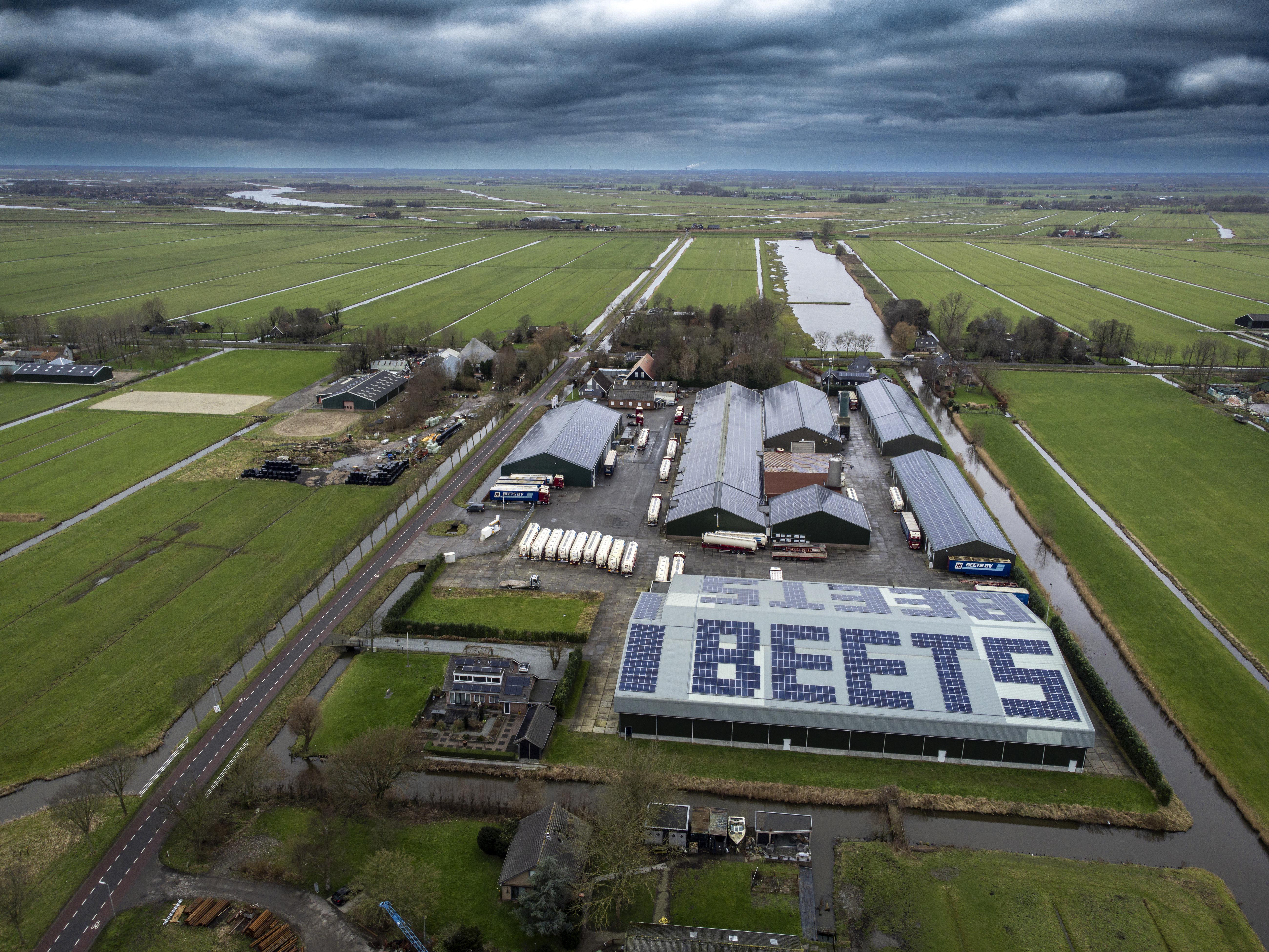 Transport en zonne-energie langs afslag 3; vanuit de lucht is actief familiebedrijf Beets al te herk